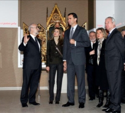 Sus Altezas Reales, durante su visita a la exposición sobre Alfonso X el Sabio
