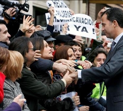 El Príncipe saluda a varios ciudadanos antes de acudir a la conmemoración del 30 aniversario de la CROEM