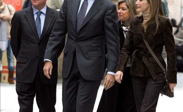 Los Príncipes de Asturias, acompañados por el presidente de la Región de Murcia, Ramón Luis Valcárcel, y la secretaria de Estado de Comercio, Silvia I
