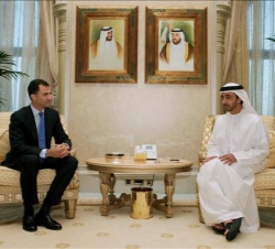 Don Felipe conversa con el  el ministro de Asuntos Exteriores de los Emiratos, Abdullah Bin Zayed Al Nahyan