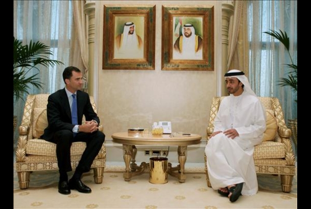 Don Felipe conversa con el  el ministro de Asuntos Exteriores de los Emiratos, Abdullah Bin Zayed Al Nahyan