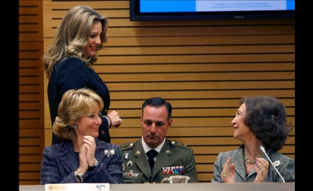La Reina, junto a la presidenta de la Comunidad de Madrid, Esperanza Aguirre, y la viceministra de Cultura y Turismo de Grecia, Angela Gerekou