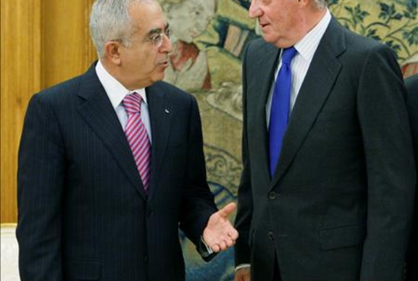 Don Juan Carlos conversa con el primer ministro de la Autoridad Nacional Palestina, Salam Fayyad