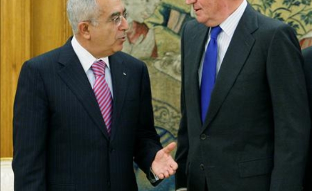 Don Juan Carlos conversa con el primer ministro de la Autoridad Nacional Palestina, Salam Fayyad