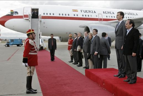 Don Felipe y el vicecanciller boliviano, Hugo Fernández, durante el recibimiento en el Aeropuerto Internacional El Alta