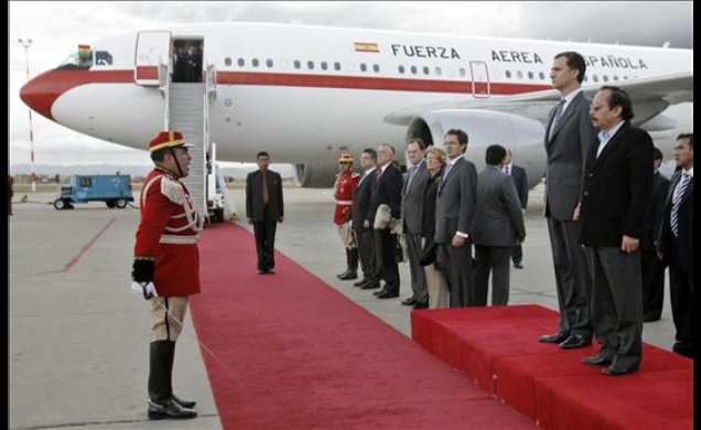 Don Felipe y el vicecanciller boliviano, Hugo Fernández, durante el recibimiento en el Aeropuerto Internacional El Alta