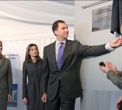 Don Felipe descubrió una placa conmemorativa de la inauguración