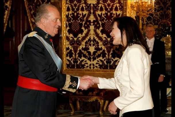 Don Juan Carlos recibe el saludo de la nueva embajadora de Australia