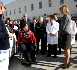 Doña Cristina conversa con uno de los pacientes