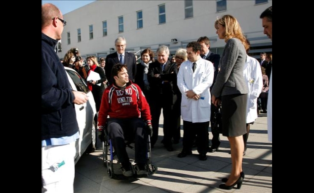 Doña Cristina conversa con uno de los pacientes