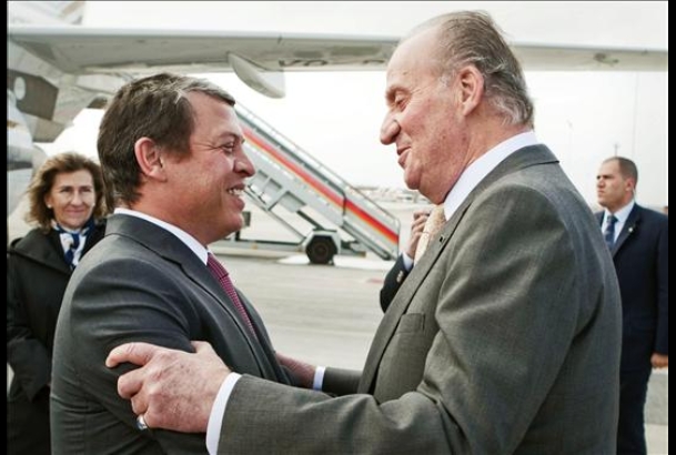Don Juan Carlos recibe al Rey de Jordania a su llegada al Aeropuerto de Barajas