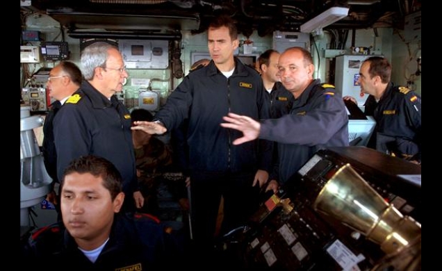 Don Felipe, durante su recorrido por la frataga Victoria
