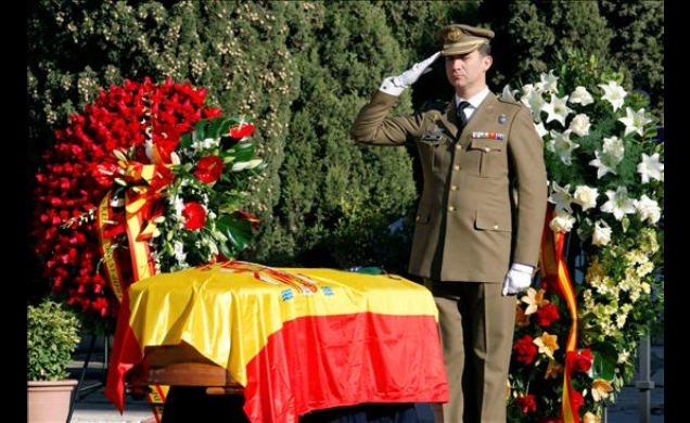 Don Felipe saluda al féretro del soldado español fallecido en Afganistán