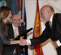La Princesa de Asturias durante la entrega de los Premios Príncipe Felipe a la Excelencia Empresarial 2009, felicita al presidente de Mercadona, Juan 