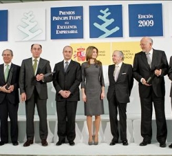 Su Alteza Real junto a los premiados