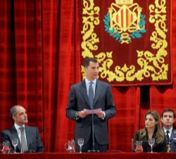 Don Felipe, durante sus palabras, junto a la Princesa de Asturias y el presidente de la Generalitat Valenciana