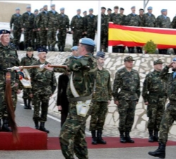 El Rey, al paso de las tropas en la Base Miguel de Cervantes
