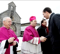 Su Alteza Real el Príncipe de Asturias y de Viana saluda al arzobispo de Pamplona a su llegada a Roncesvalles