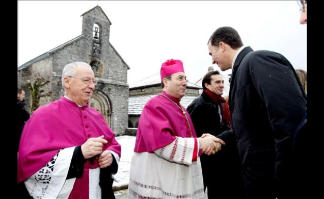 Su Alteza Real el Príncipe de Asturias y de Viana saluda al arzobispo de Pamplona a su llegada a Roncesvalles