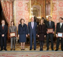 Sus Majestades los Reyes acompañados por la ministra de Ciencia e Innovación, Cristina Garmendia, y los galardonados con los Premios Nacionales de Inv