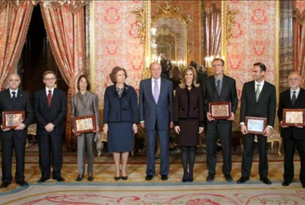 Sus Majestades los Reyes acompañados por la ministra de Ciencia e Innovación, Cristina Garmendia, y los galardonados con los Premios Nacionales de Inv