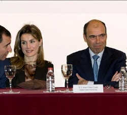 Los Príncipes de Asturias junto al presidente de la Fundación Príncipe de Girona, Antonio Esteve, y al catedrático de Sociología de la Complutense, Em