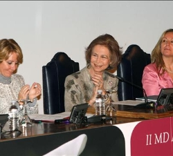 La Reina, con la presidenta de la Comunidad de Madrid y la ministra de Sanidad y Política Social