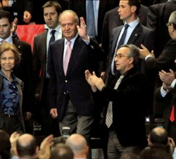 Sus Majestades los Reyes a su llegada al palco de honor del Bizkaia Arena