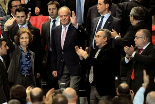 Sus Majestades los Reyes a su llegada al palco de honor del Bizkaia Arena