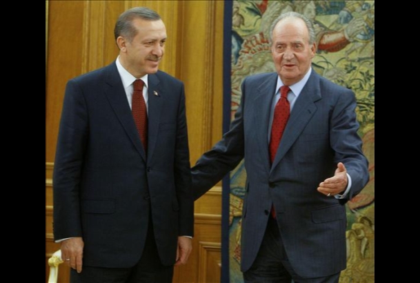 Don Juan Carlos acompañado por el primer ministro de la República de Turquía, Recep Tayyip Erdogan