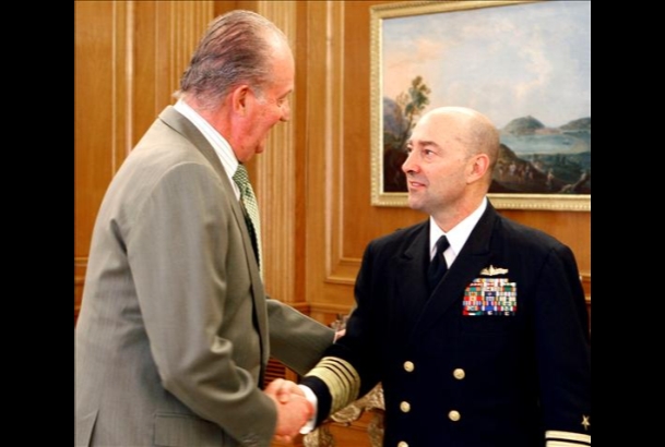 Don Juan Carlos recibe el saludo del almirante Stavridis