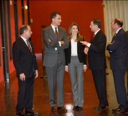 Don Felipe y Doña Letizia, con el presidente del Gobierno de Aragón, el presidente de la Fundación Príncipe de Girona, el alcalde accidental de Zarago