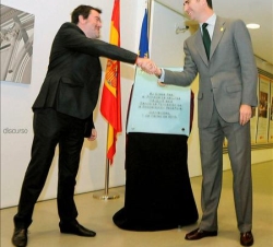 Don Felipe saluda al director del Centro, tras el descubrimiento de la Placa Conmemorativa de la inauguración del Centro de Formación de la Cooperació