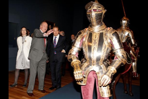 Don Juan Carlos, acompañado por el comisario de la Exposición y de la ministra de Cultura,Ángeles González-Sinde, durante la inauguración