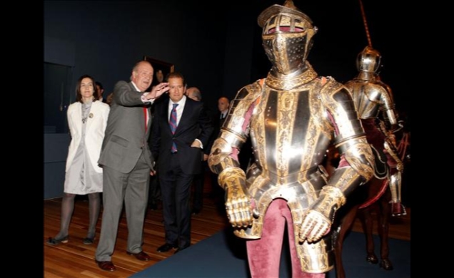 Don Juan Carlos, acompañado por el comisario de la Exposición y de la ministra de Cultura,Ángeles González-Sinde, durante la inauguración