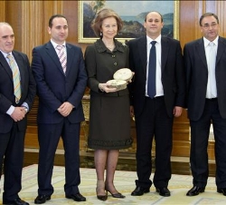 Su Majestad la Reina junto al presidente de la Mancomunidad de Municipios Integral del Valle del Jerte, el presidente de la Sociedad para la Promoción