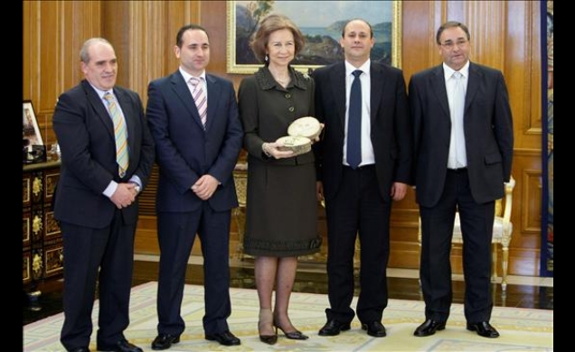 Su Majestad la Reina junto al presidente de la Mancomunidad de Municipios Integral del Valle del Jerte, el presidente de la Sociedad para la Promoción