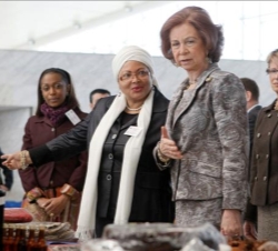 Su Majestad la Reina con la embajadora de Haití en España, Yolette Azor-Charles, durante la inauguración