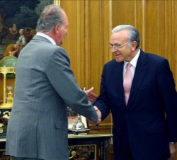 El Rey recibe el saludo del presidente del Patronato de la Fundación CEDE, Isidro Fainé