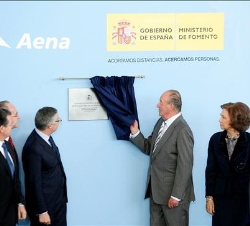 Don Juan Carlos descubre una placa conmemorativa, en presencia de la Reina, el presidente de la Junta de Andalucía, el ministro de Fomento, el alcalde