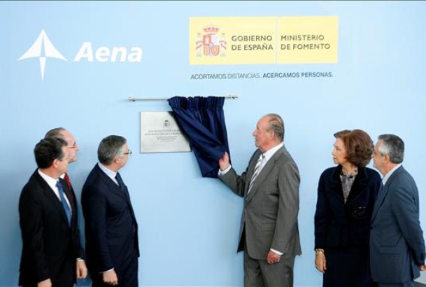 Don Juan Carlos descubre una placa conmemorativa, en presencia de la Reina, el presidente de la Junta de Andalucía, el ministro de Fomento, el alcalde