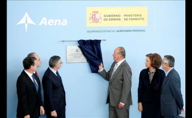 Don Juan Carlos descubre una placa conmemorativa, en presencia de la Reina, el presidente de la Junta de Andalucía, el ministro de Fomento, el alcalde