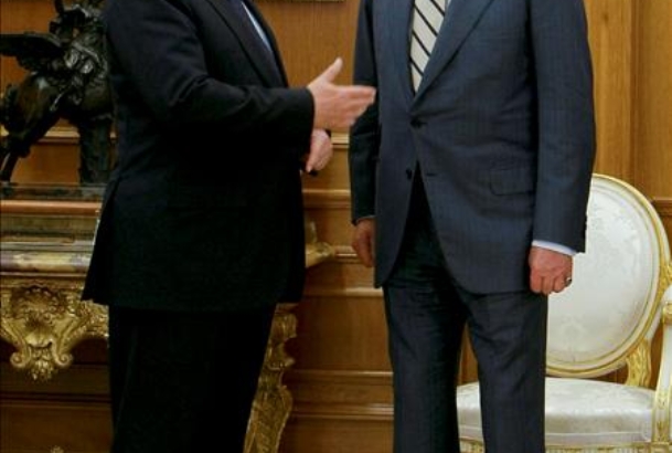 Su Majestad el Rey conversa con el presidente ejecutivo de Deutsche Bank AG