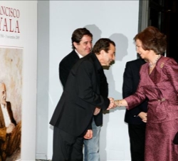 Su Majestad la Reina saluda al actor Juan Diego a su llegada a la Biblioteca Nacional de España