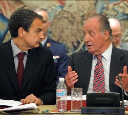 Don Juan Carlos conversa con el presidente del Gobierno