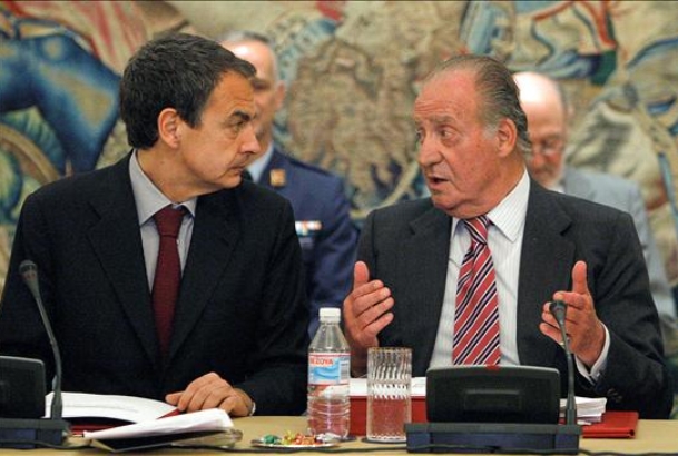 Don Juan Carlos conversa con el presidente del Gobierno