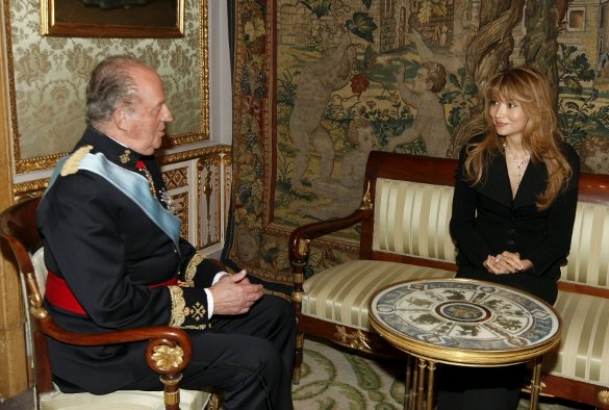 Don Juan Carlos conversa con la Embajadora de la República de Uzbekistán, Goulnara Karimova