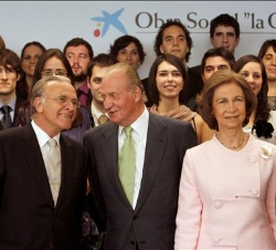 Los Reyes, junto con el presidente de la Caixa y los becarios