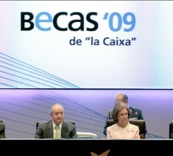 Sus Majestades, en la mesa presidencial, acompañados por el ministro de Trabajo e Inmigración y el presidente de la Caixa
