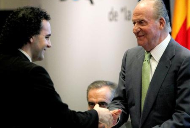 Don Juan Carlos entrega el diploma a uno de los estudiantes becados